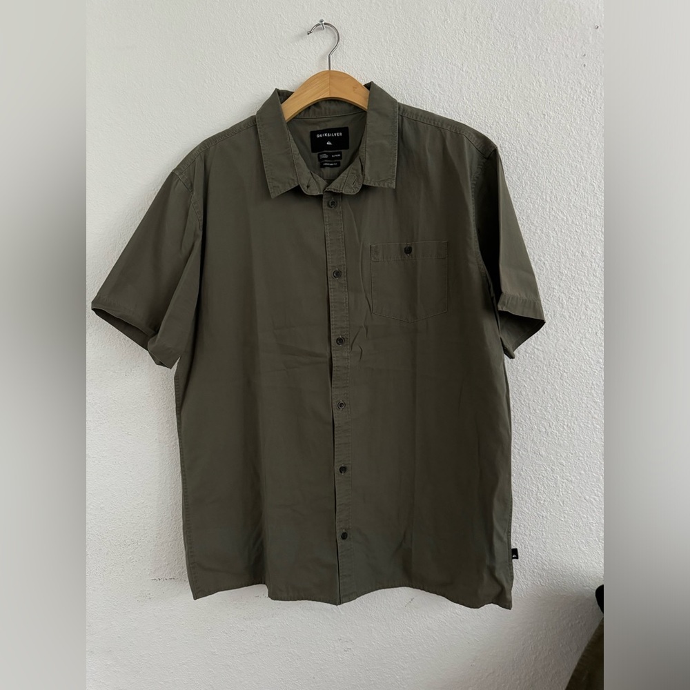QUIKSILVER SHORT SLEEVE BUTTON UP SIZE-XL